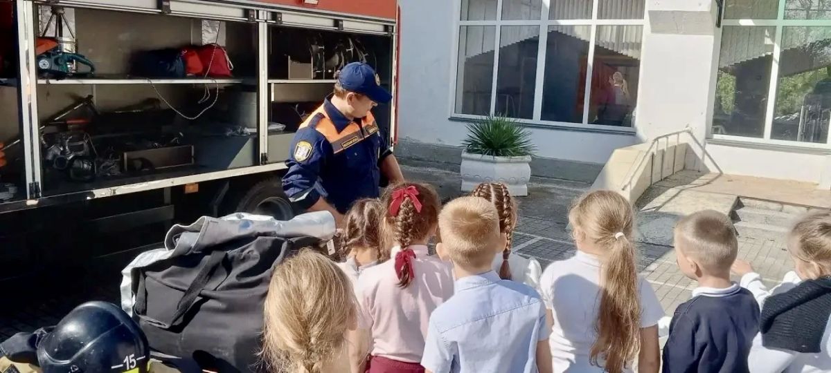 Пожарные Спасательной службы провели урок безопасности для школьников