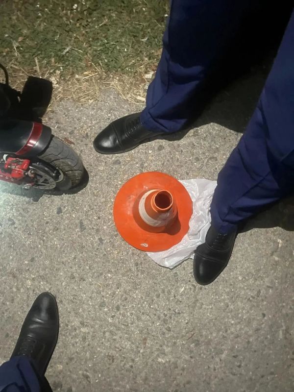 В Севастополе задержали пьяного гонщика на электросамокате с марихуаной В Севастополе задержали пьяного гонщика на электросамокате с марихуаной