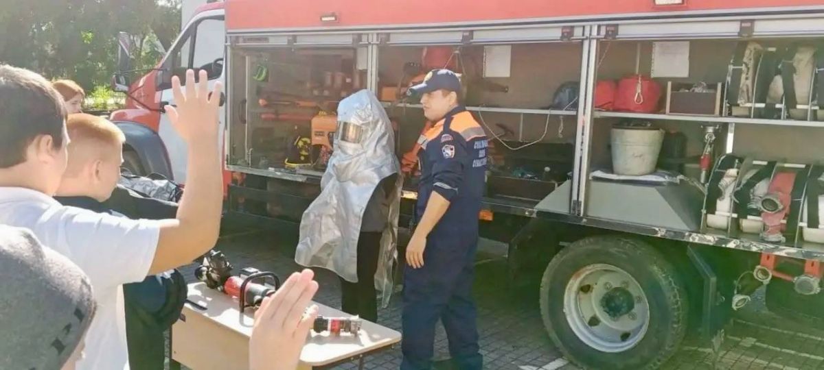 Пожарные Спасательной службы провели урок безопасности для школьников Пожарные Спасательной службы провели урок безопасности для школьников