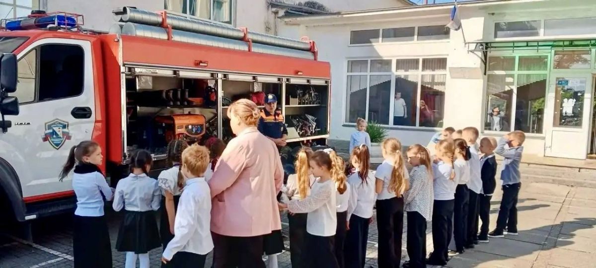 Пожарные Спасательной службы провели урок безопасности для школьников Пожарные Спасательной службы провели урок безопасности для школьников