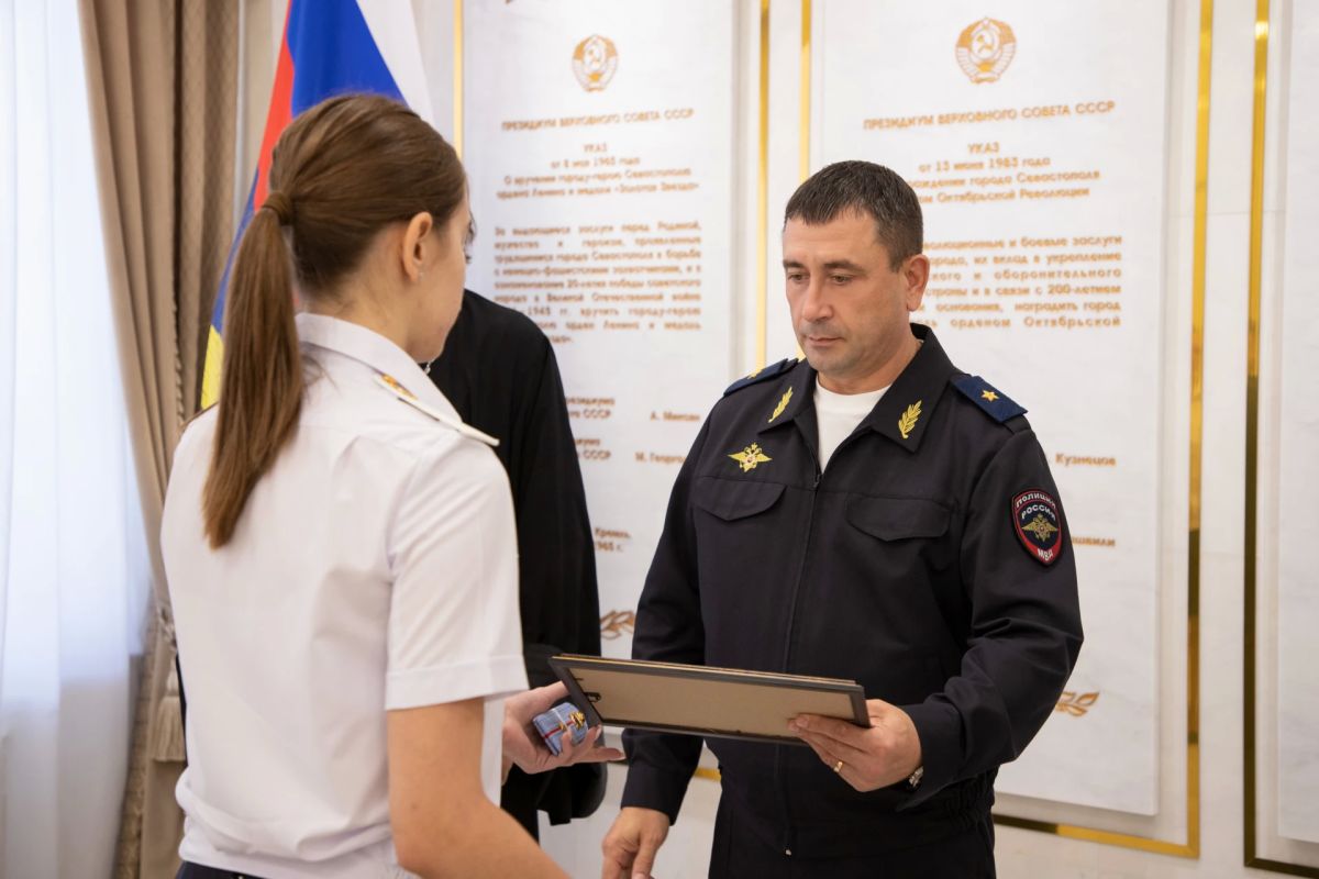 Начальник УМВД России по г.Севастополю генерал-майор полиции Сергей Сигунов вручил новые погоны сотрудникам ОВД, получившим первые офицерские звания Начальник УМВД России по г.Севастополю генерал-майор полиции Сергей Сигунов вручил новые погоны сотрудникам ОВД, получившим первые офицерские звания