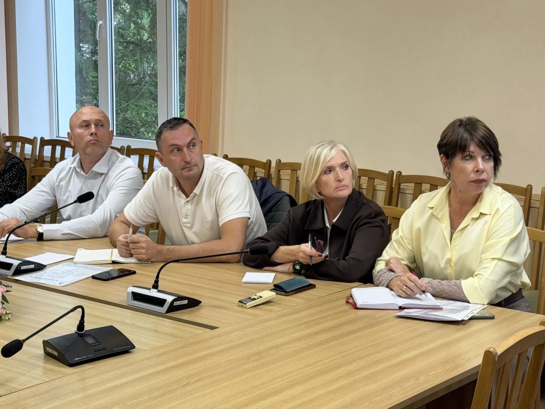 По итогам работы в сентябре провел совещания с директорами школ, учреждений СПО и учреждений дополнительного образования По итогам работы в сентябре провел совещания с директорами школ, учреждений СПО и учреждений дополнительного образования