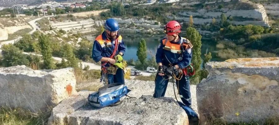 Севастопольские спасатели отработали подъём пострадавшего со скал Севастопольские спасатели отработали подъём пострадавшего со скал