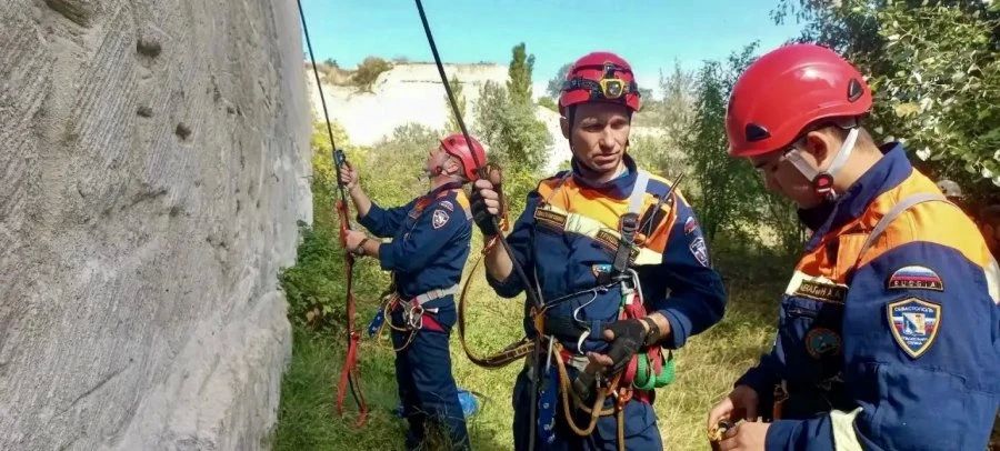 Севастопольские спасатели отработали подъём пострадавшего со скал
