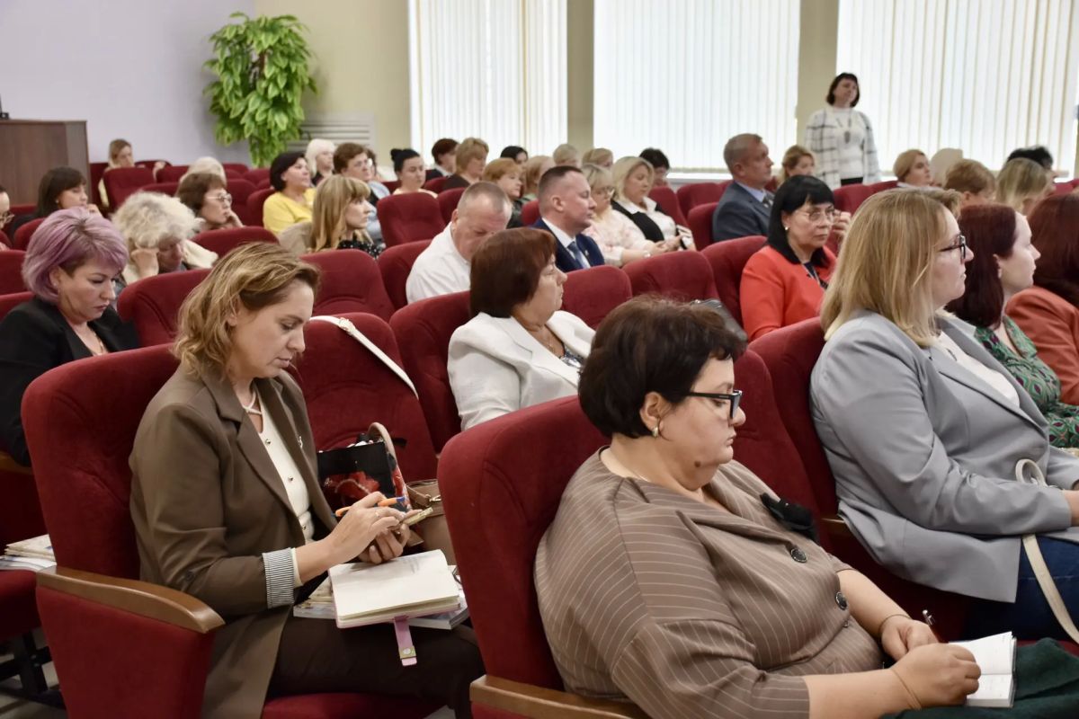 По итогам работы в сентябре провел совещания с директорами школ, учреждений СПО и учреждений дополнительного образования По итогам работы в сентябре провел совещания с директорами школ, учреждений СПО и учреждений дополнительного образования