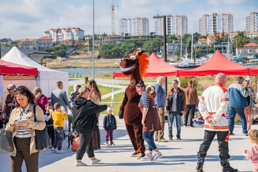 В Казачьей бухте открылась ярмарка «Севастопольская» В Казачьей бухте открылась ярмарка «Севастопольская»