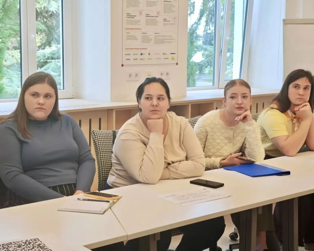 Навигаторы детства Севастополя продолжают развивать профессиональные компетенции педагогов, обмениваться опытом и разбирать инструменты, которые помогают эффективно выстраивать работу в сфере воспитания и сопровождения детей... Навигаторы детства Севастополя продолжают развивать профессиональные компетенции педагогов, обмениваться опытом и разбирать инструменты, которые помогают эффективно выстраивать работу в сфере воспитания и сопровождения детей...