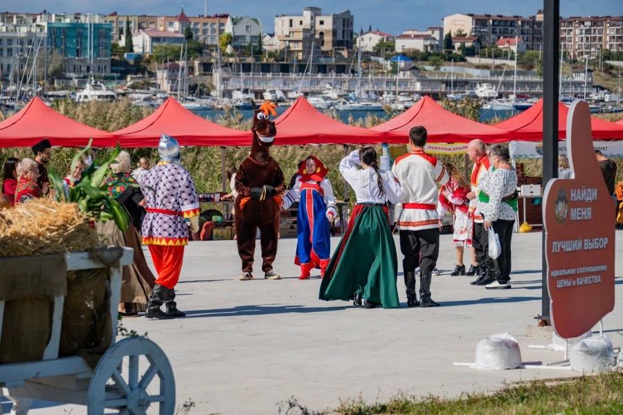 В Казачьей бухте открылась ярмарка «Севастопольская» В Казачьей бухте открылась ярмарка «Севастопольская»