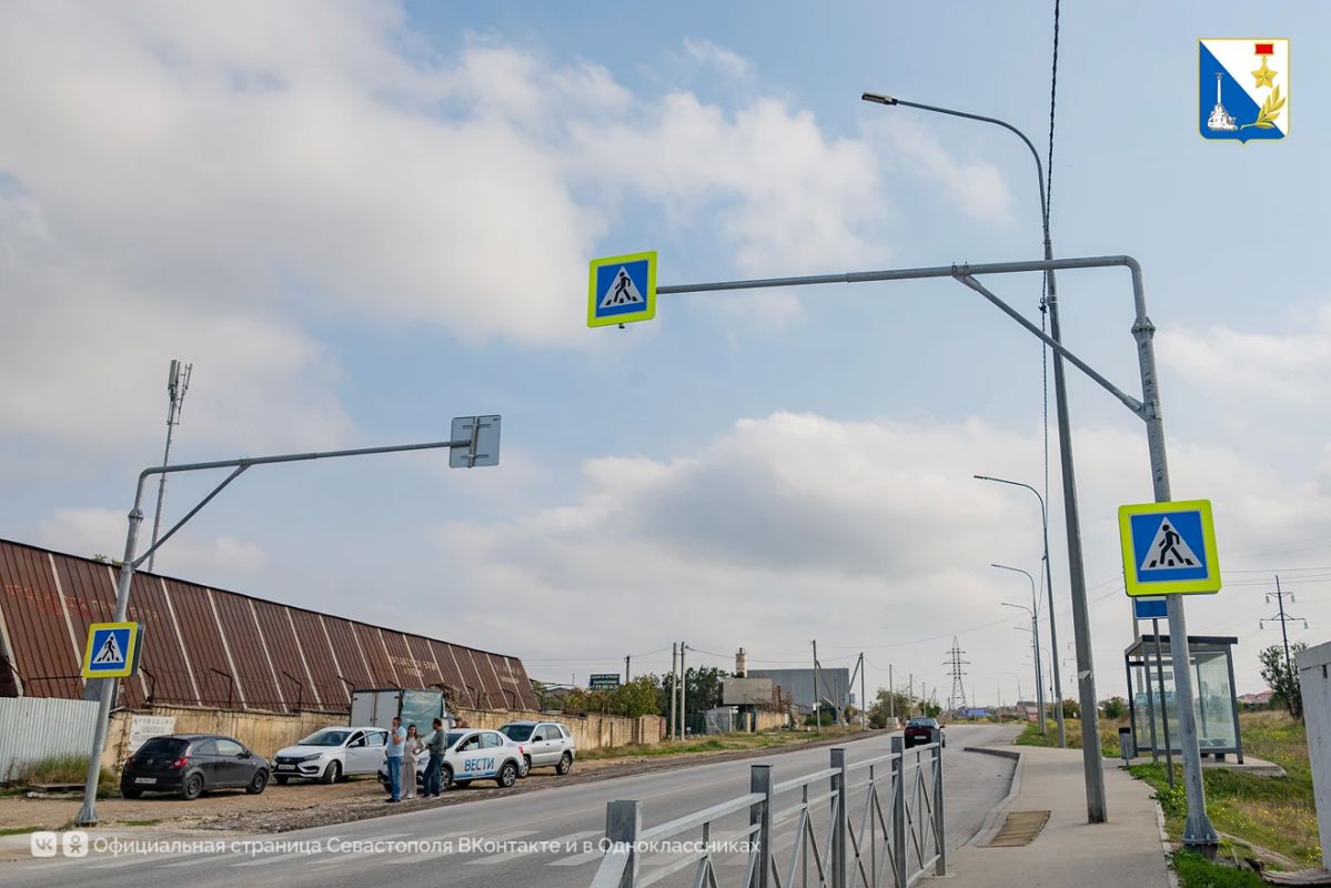 На переходах и остановках Севастополя устанавливают автономное освещение На переходах и остановках Севастополя устанавливают автономное освещение