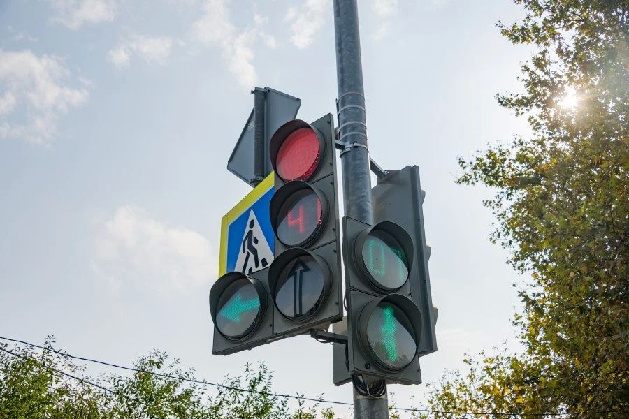 В Севастополе остановки и пешеходные переходы освещают с помощью солнечных батарей В Севастополе остановки и пешеходные переходы освещают с помощью солнечных батарей