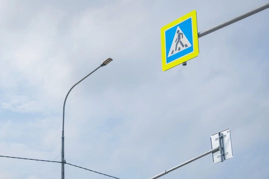 В Севастополе остановки и пешеходные переходы освещают с помощью солнечных батарей В Севастополе остановки и пешеходные переходы освещают с помощью солнечных батарей