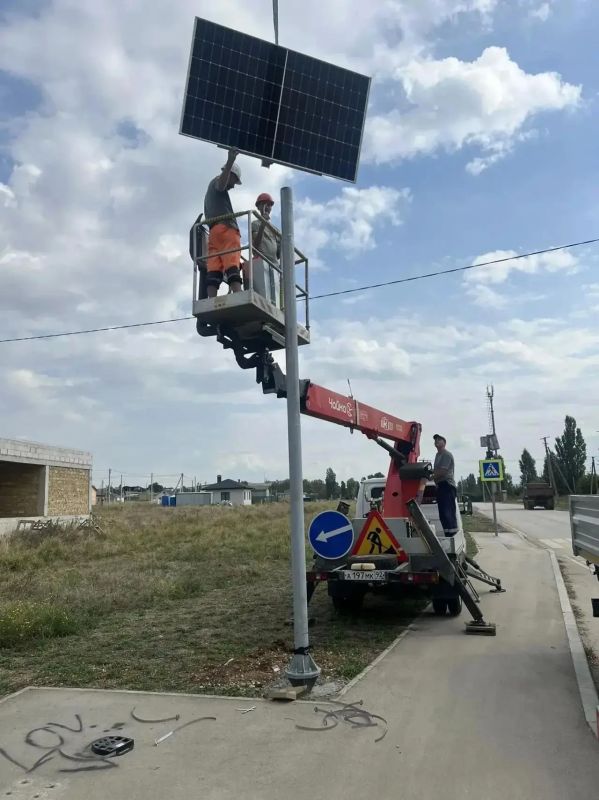 В Севастополе устанавливают автономное освещение на переходах и остановках В Севастополе устанавливают автономное освещение на переходах и остановках