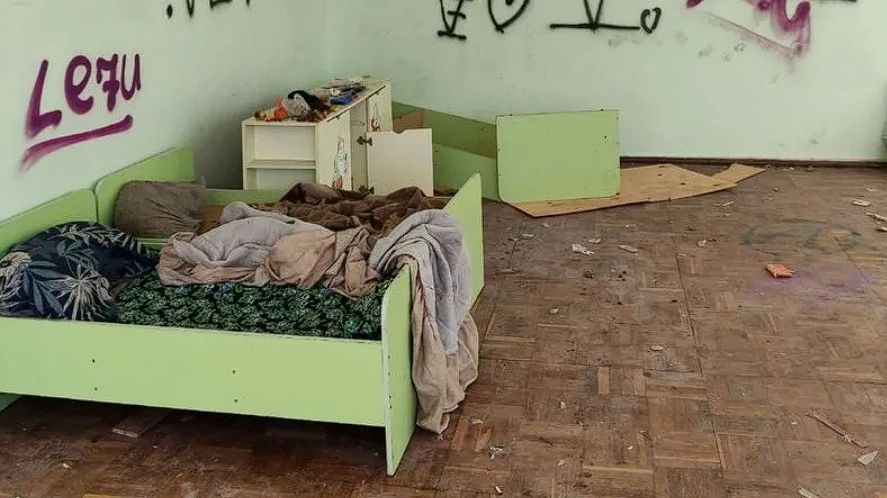 Разруха, пустота, бездомные — так выглядит бывший детский садик «Улыбка» в Симферополе Разруха, пустота, бездомные — так выглядит бывший детский садик «Улыбка» в Симферополе