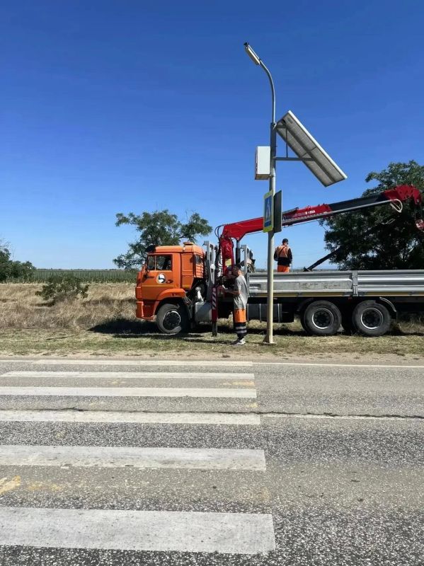 В Севастополе устанавливают автономное освещение на переходах и остановках В Севастополе устанавливают автономное освещение на переходах и остановках
