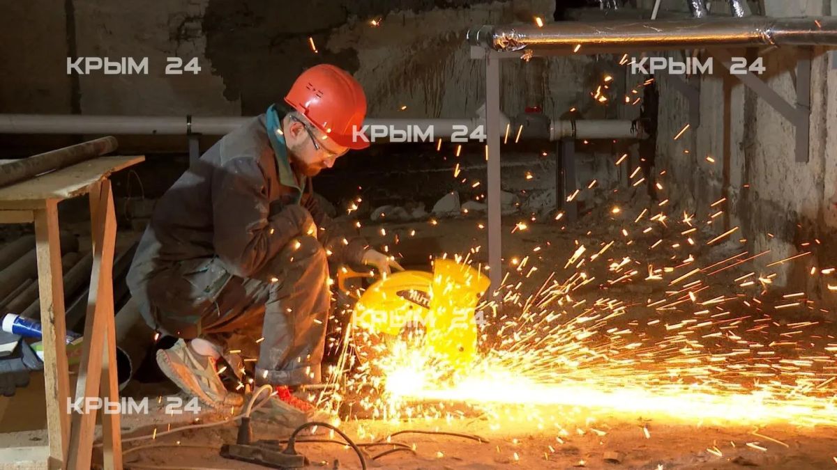 Капремонт сетей в доме на проспекте Генерала Острякова в Севастополе выполняют с опережением графика Капремонт сетей в доме на проспекте Генерала Острякова в Севастополе выполняют с опережением графика