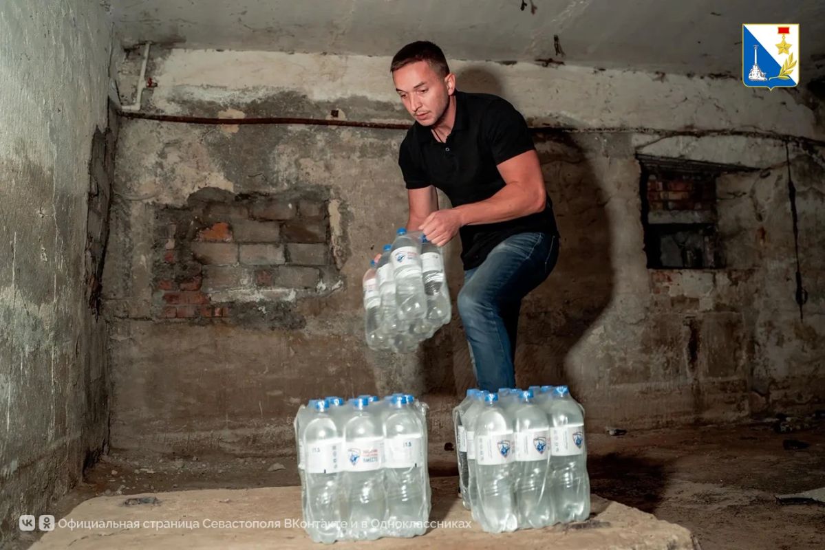 Более 18 тысяч литров питьевой воды доставили в укрытия Севастополя Более 18 тысяч литров питьевой воды доставили в укрытия Севастополя