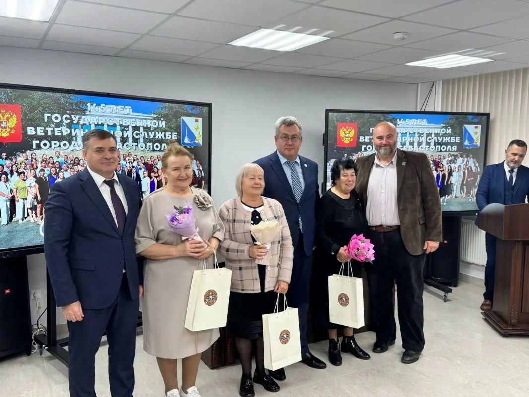 Николай Приставка: По поручению Губернатора Михаила Владимировича Развожаева вручил сотрудникам государственной ветеринарной службы Севастополя благодарности и благодарственные письма Губернатора Севастополя за... Николай Приставка: По поручению Губернатора Михаила Владимировича Развожаева вручил сотрудникам государственной ветеринарной службы Севастополя благодарности и благодарственные письма Губернатора Севастополя за...