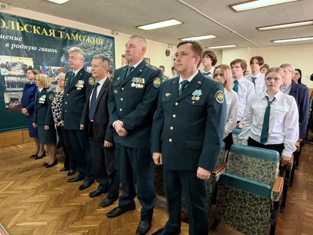 В этом учебном году в севастопольской школе №44 имени В.В. Ходырева открылся первый в регионе таможенный класс В этом учебном году в севастопольской школе №44 имени В.В. Ходырева открылся первый в регионе таможенный класс
