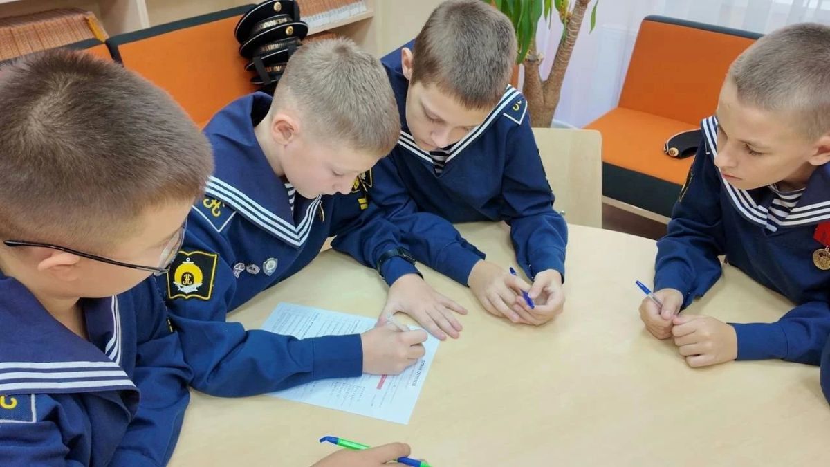 Севастопольские полицейские организовали антинаркотическую викторину для воспитанников военно-морского училища Севастопольские полицейские организовали антинаркотическую викторину для воспитанников военно-морского училища