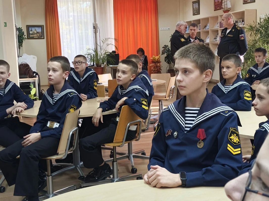 Севастопольские полицейские организовали антинаркотическую викторину для воспитанников военно-морского училища Севастопольские полицейские организовали антинаркотическую викторину для воспитанников военно-морского училища