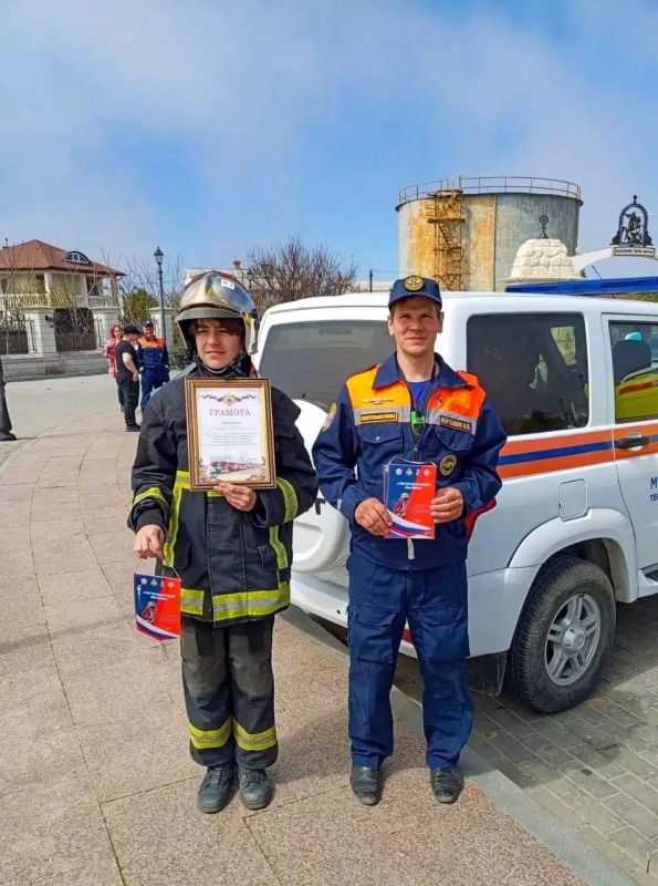 С Днём отца!. В третье воскресенье октября в России отмечают День отца - праздник, посвящённый отцам и их роли в жизни семьи, воспитании детей и передаче жизненного опыта С Днём отца!. В третье воскресенье октября в России отмечают День отца - праздник, посвящённый отцам и их роли в жизни семьи, воспитании детей и передаче жизненного опыта