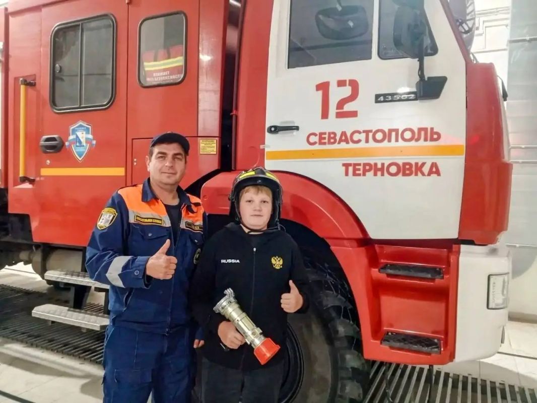 С Днём отца!. В третье воскресенье октября в России отмечают День отца - праздник, посвящённый отцам и их роли в жизни семьи, воспитании детей и передаче жизненного опыта С Днём отца!. В третье воскресенье октября в России отмечают День отца - праздник, посвящённый отцам и их роли в жизни семьи, воспитании детей и передаче жизненного опыта