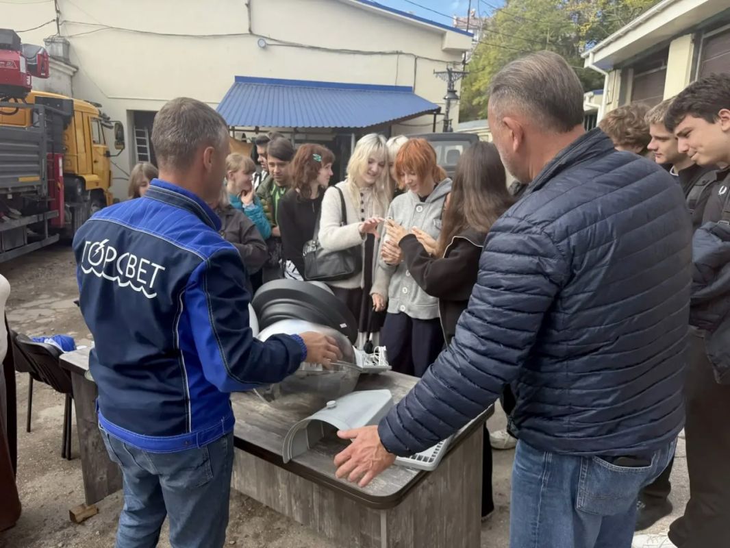 Горсвет освещает путь в технические профессии: для школьников проведена познавательная экскурсия Горсвет освещает путь в технические профессии: для школьников проведена познавательная экскурсия