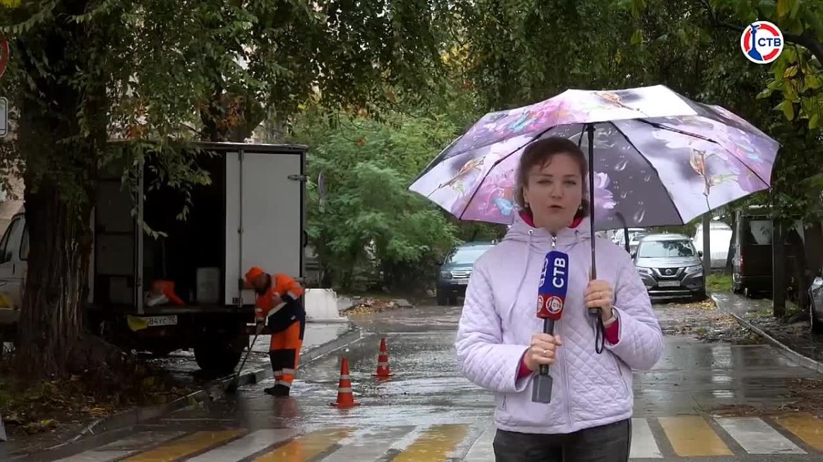 Пока Севастополь спал, коммунальщики боролись с последствиями непогоды С раннего утра специалисты расчищали дороги, убирали упавшие деревья и ветки, очищали ливнёвки и водоприёмники. К устранению последствий стихии привлекли...