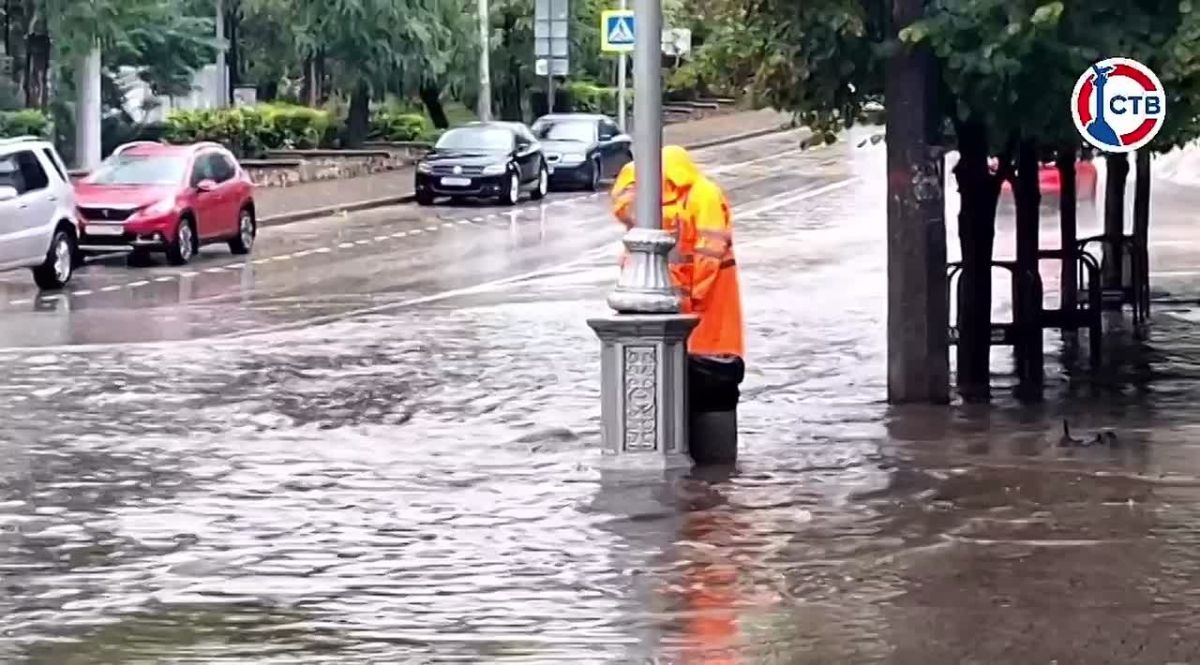 В Севастополе коммунальные службы продолжают бороться с последствиями непогоды Дождь не прекращается, но городские службы работают в усиленном режиме