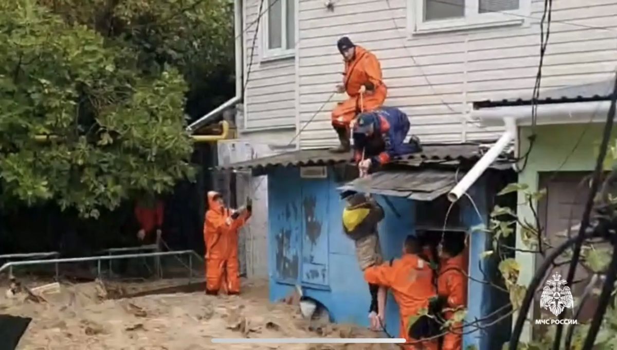 В затопленном Кореизе под Ялтой спасли девочку с помощью веревочной переправы