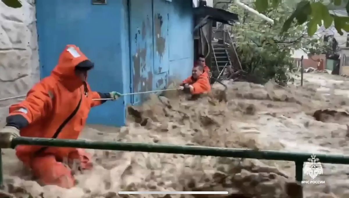 В затопленном Кореизе под Ялтой спасли девочку с помощью веревочной переправы В затопленном Кореизе под Ялтой спасли девочку с помощью веревочной переправы