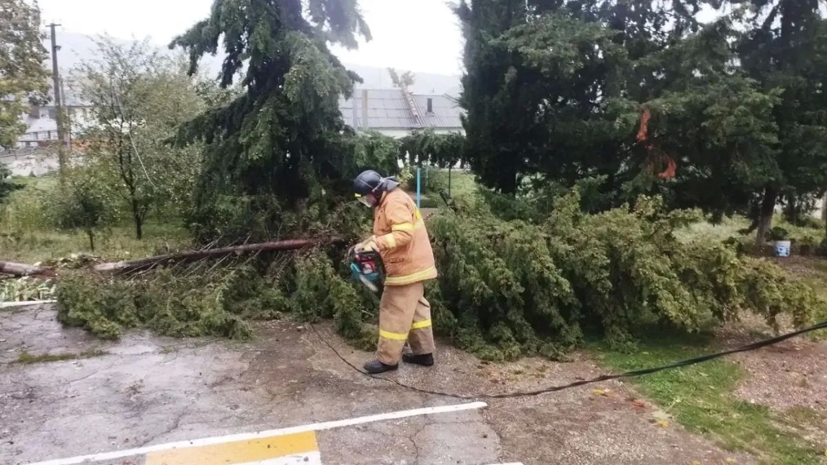Спасатели продолжают работать в условиях непогоды