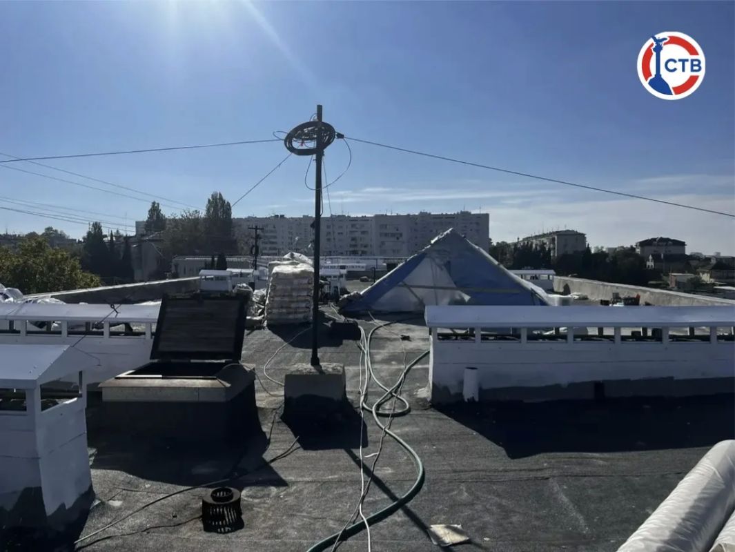 В Севастополе ремонтируют крышу дома на площади 50-летия СССР В доме № 4/1 капитально ремонтируют кровлю. Здание построили в 1970 году, и до этого крышу ни разу не ремонтировали. Износ превышал 60%, были протечки. Сейчас... В Севастополе ремонтируют крышу дома на площади 50-летия СССР В доме № 4/1 капитально ремонтируют кровлю. Здание построили в 1970 году, и до этого крышу ни разу не ремонтировали. Износ превышал 60%, были протечки. Сейчас...