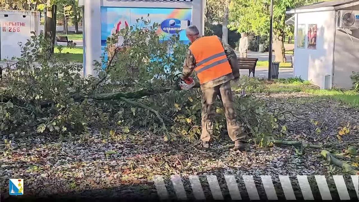 Парки и скверы» убирают город после непогоды