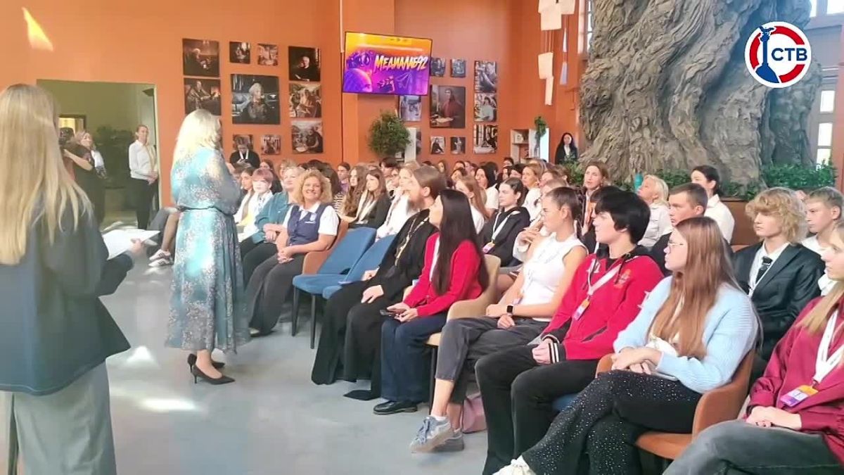 В Севастополе стартовал молодежный форум «МедиаЛаб92» Школьники и студенты будут учиться создавать качественные фотографии, снимать видеоролики и писать тексты. Также участники обсудят, как медиацентры помогают подросткам...