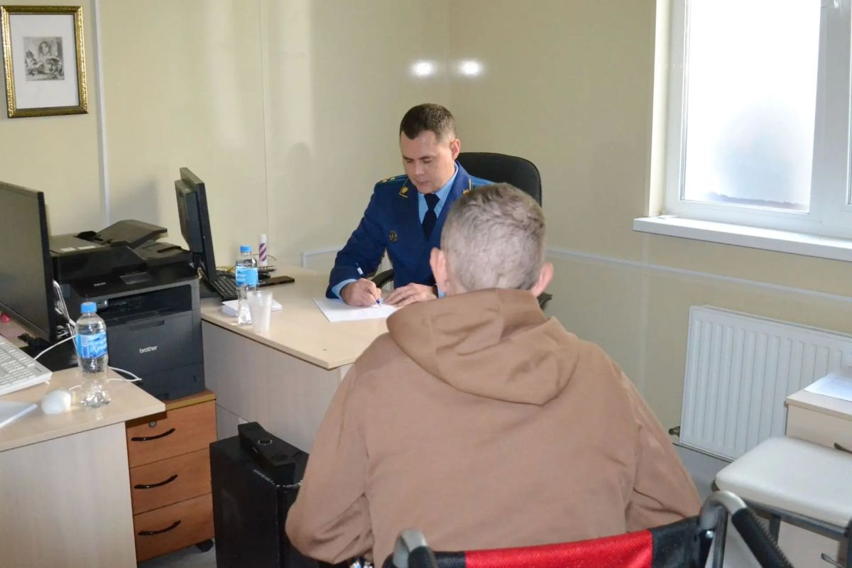 Заместитель прокурора города Севастополя Анатолий Абраменко провел выездной прием участников специальной военной операции в ГБУЗС «Городская больница № 9». К нему обратилось 14 человек по 16 вопросам Заместитель прокурора города Севастополя Анатолий Абраменко провел выездной прием участников специальной военной операции в ГБУЗС «Городская больница № 9». К нему обратилось 14 человек по 16 вопросам