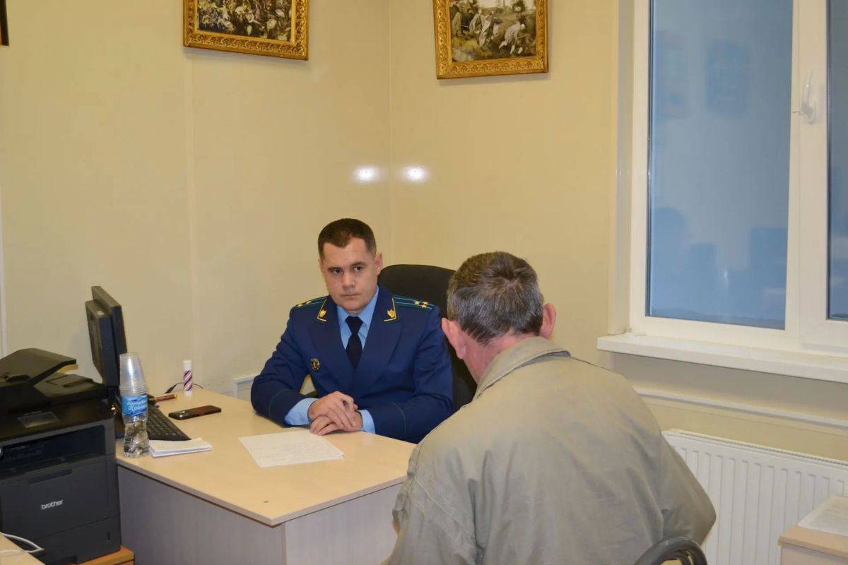 Заместитель прокурора города Севастополя Анатолий Абраменко провел выездной прием участников специальной военной операции в ГБУЗС «Городская больница № 9». К нему обратилось 14 человек по 16 вопросам