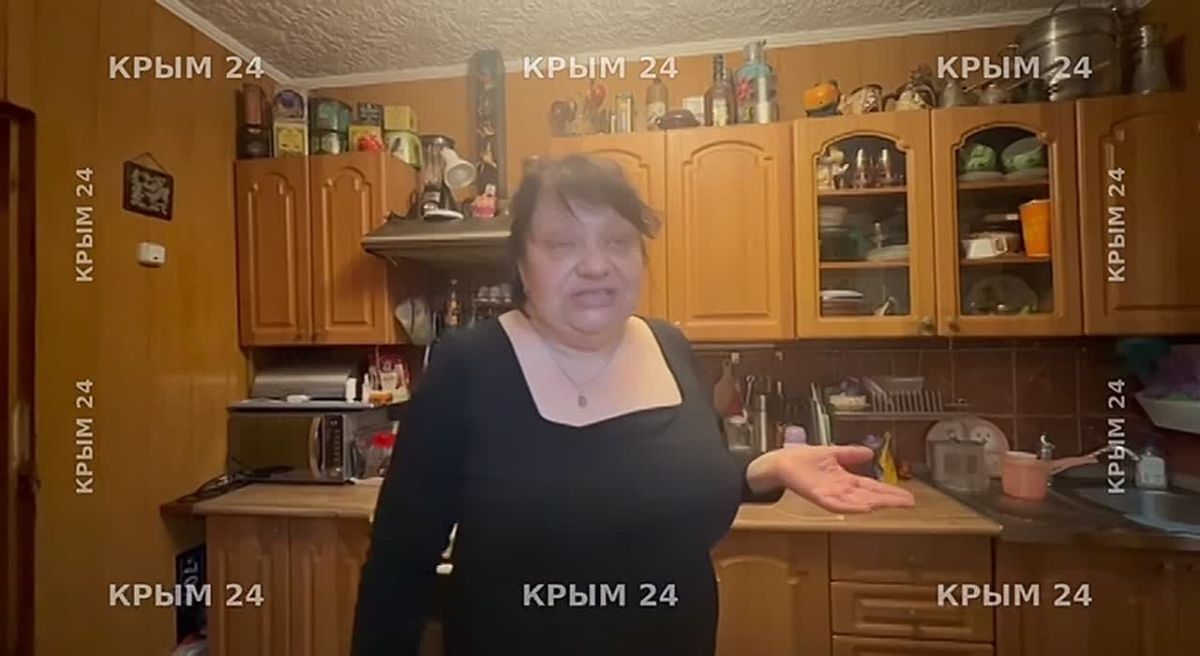 Мощный поток воды сносит с ног: жители не покинули дом на Севастопольском шоссе в Алупке На Севастопольском шоссе дом оказался в зоне подтопления. Жители решили не эвакуироваться. Сотрудники МЧС укрепляют здание мешками с...