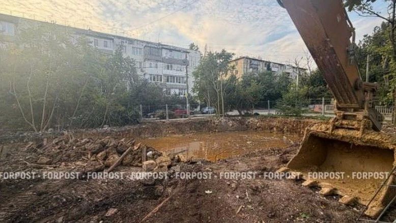 На месте снесённой двухэтажке на ул. Симферопольской в Севастополе появился «пруд»