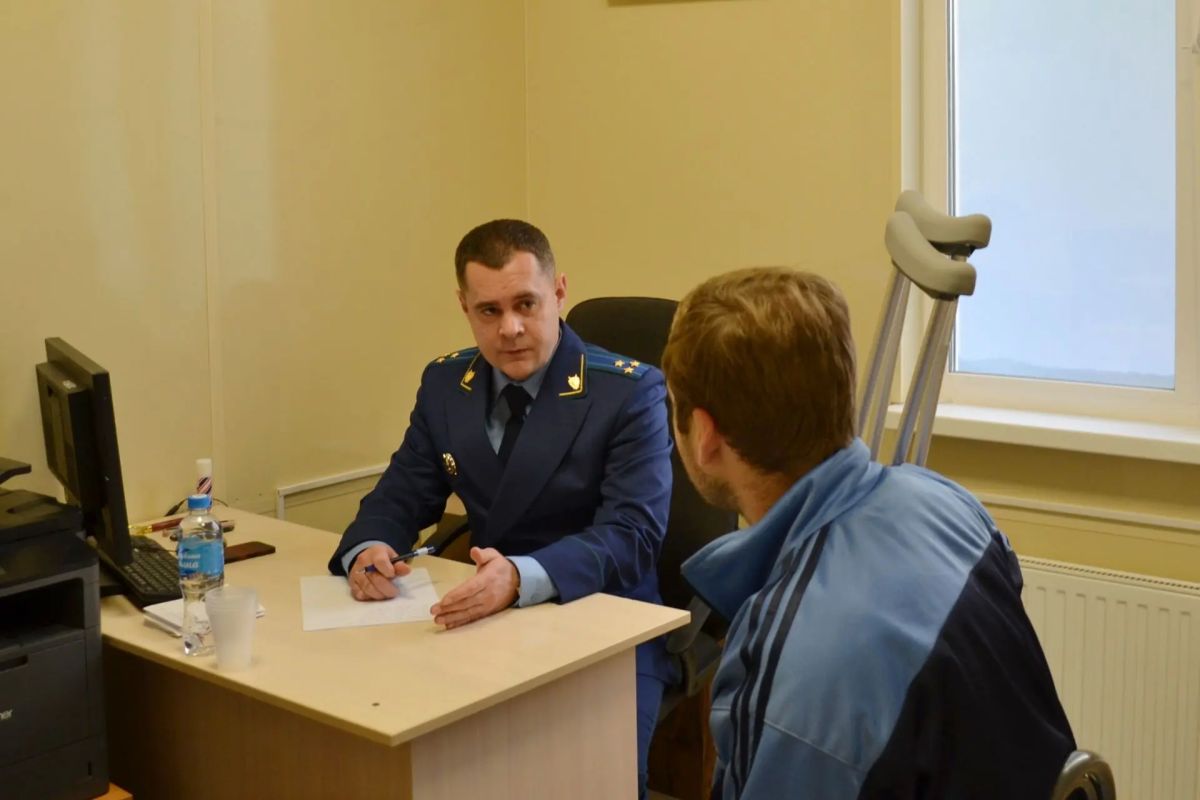 Заместитель прокурора города Севастополя Анатолий Абраменко провел выездной прием участников специальной военной операции в ГБУЗС «Городская больница № 9». К нему обратилось 14 человек по 16 вопросам Заместитель прокурора города Севастополя Анатолий Абраменко провел выездной прием участников специальной военной операции в ГБУЗС «Городская больница № 9». К нему обратилось 14 человек по 16 вопросам