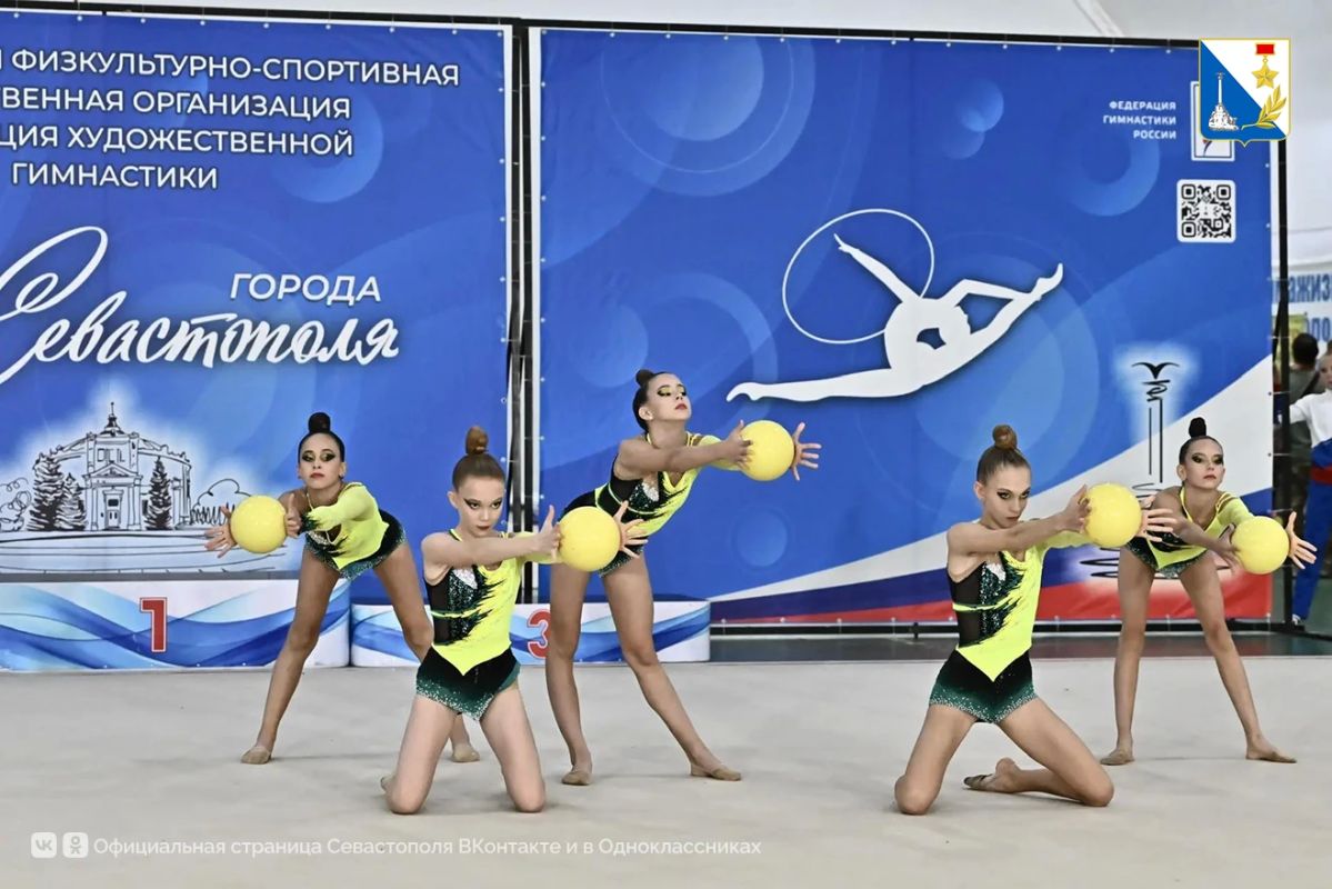 Более 60 гимнасток выступили на «Севастопольском вальсе» Более 60 гимнасток выступили на «Севастопольском вальсе»