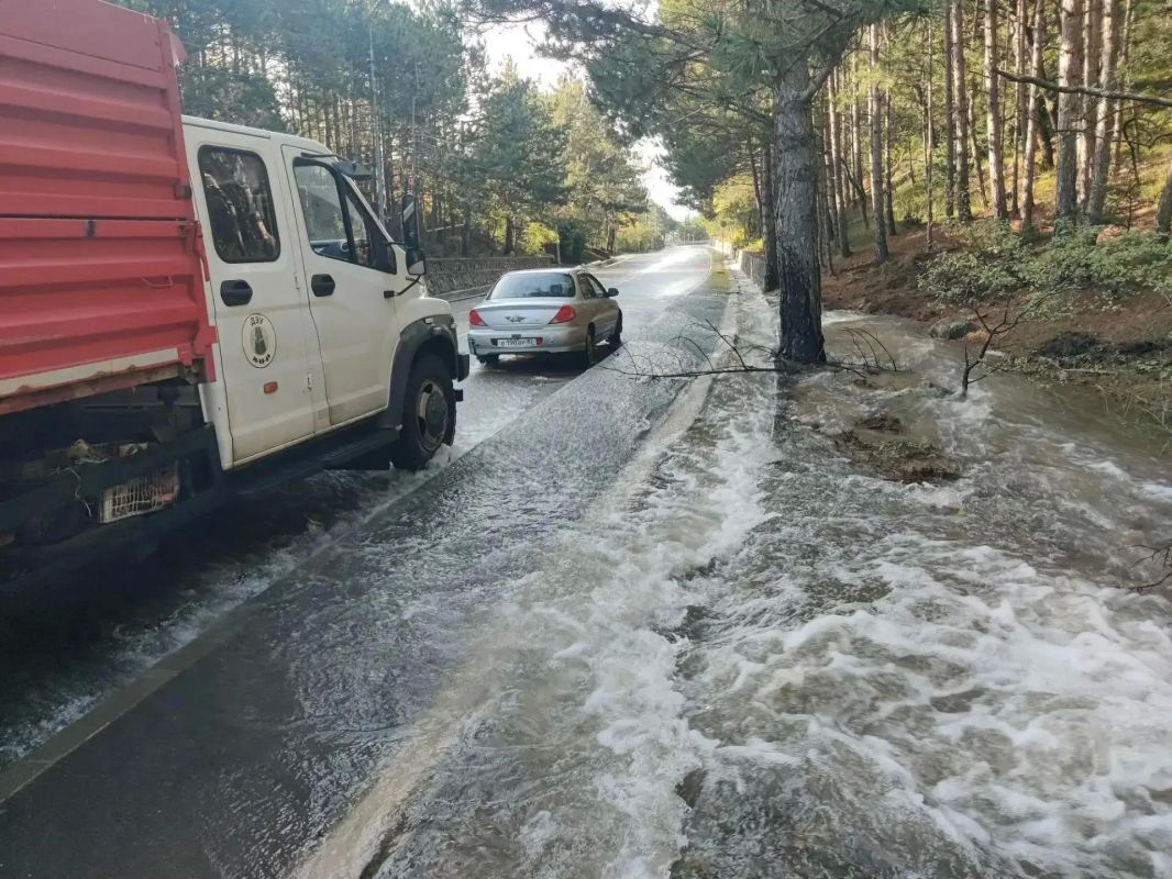 Вода вышла на дорогу Ялта — Севастополь Вода вышла на дорогу Ялта — Севастополь