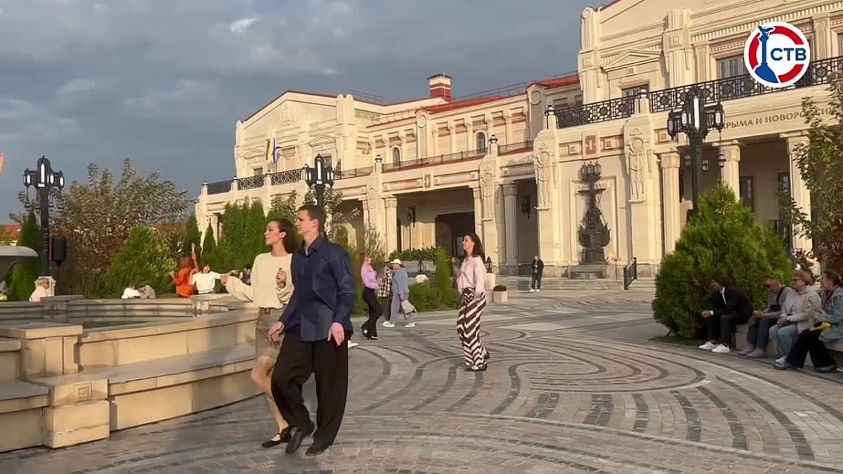 В Новом Херсонесе устроили дискотеку под открытым небом Севастопольцы поют, танцуют и наслаждаются музыкой. На улице тепло и солнечно, а хорошее настроение не портят даже отключения электричества