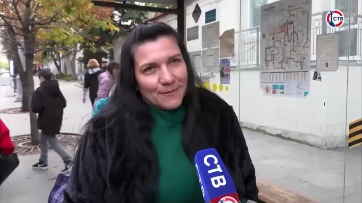«Все будет хорошо» – как севастопольцы провели непростой день Несмотря на временные отключения электричества, севастопольцы гуляли, встречались с близкими, играли свадьбы и даже устроили дискотеку под открытым небом