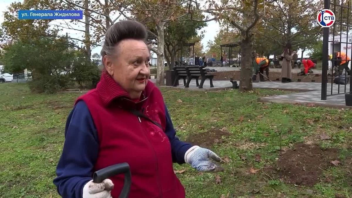 В сквере на Жидилова высадили более 130 растений Сотрудники «Парков и скверов» вместе с жителями микрорайона благоустроили одно из любимых мест отдыха. Здесь высаживают розы, павловнии, гибискусы, тамариксы и платаны