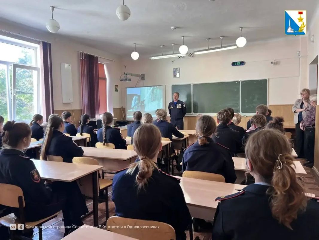 Спасатели рассказали «Юным дружинникам» о своей профессии Спасатели рассказали «Юным дружинникам» о своей профессии