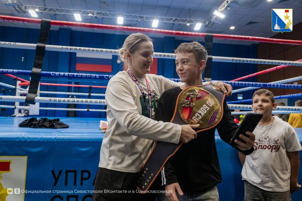 Двукратную чемпионку России по боксу Елену Гапешину торжественно встретили дома Двукратную чемпионку России по боксу Елену Гапешину торжественно встретили дома