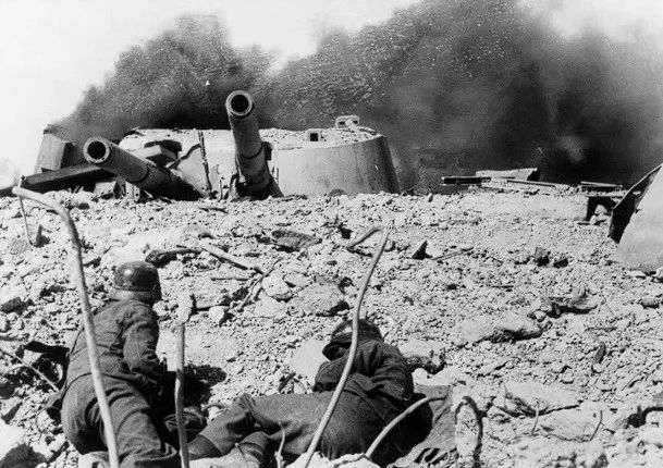Оборона Севастополя завершилась в июле 1942-го: к середине июня в городе закончились боеприпасы и продовольствие, подвоз морем стал невозможен из-за блокады с моря и воздуха Оборона Севастополя завершилась в июле 1942-го: к середине июня в городе закончились боеприпасы и продовольствие, подвоз морем стал невозможен из-за блокады с моря и воздуха