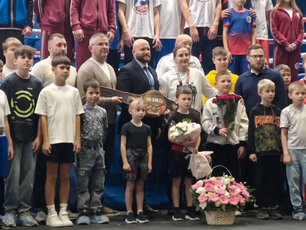 Спортсменка Елена Гапешина вернулась в Севастополь после победы на XXVII чемпионате России по боксу среди женщин Спортсменка Елена Гапешина вернулась в Севастополь после победы на XXVII чемпионате России по боксу среди женщин