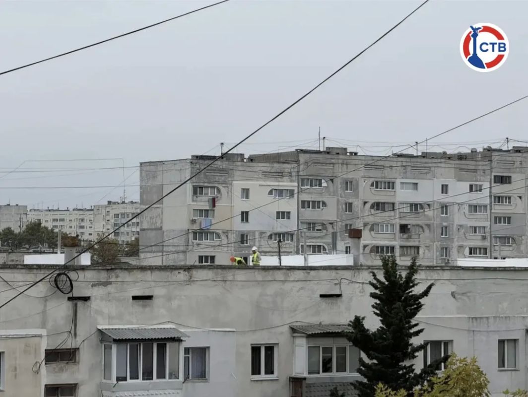 В Севастополе ремонтируют крышу дома на проспекте Героев Сталинграда В Севастополе ремонтируют крышу дома на проспекте Героев Сталинграда